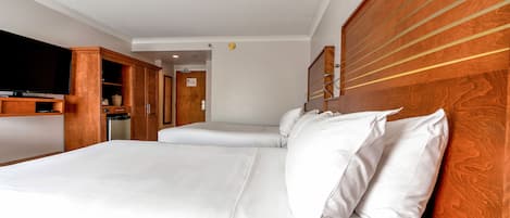 Chambre classique, 2 lits doubles, accessible aux personnes Ă mobilitĂ© rĂ©duite, baignoire | Coffre-fort, bureau, rideaux dâobscurcissement