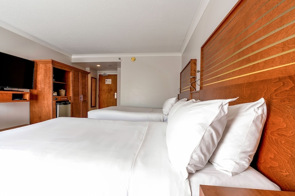 Kamar Klasik, 2 Tempat Tidur Double, akses difabel, bathtub | Brankas, meja kerja, tirai kedap cahaya, dan setrika/meja setrika