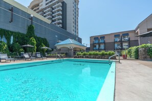 Seasonal outdoor pool, open 10:00 AM to 8:00 PM, pool loungers - Hôtel Lindbergh par JARO (Québec City)