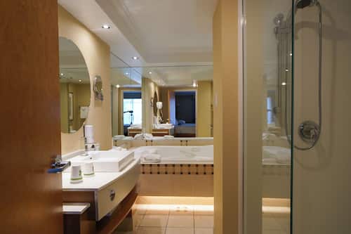 First Class Room, 1 Queen Bed with Double Whirpool and Fireplace | Bathroom | Free toiletries, hair dryer, towels