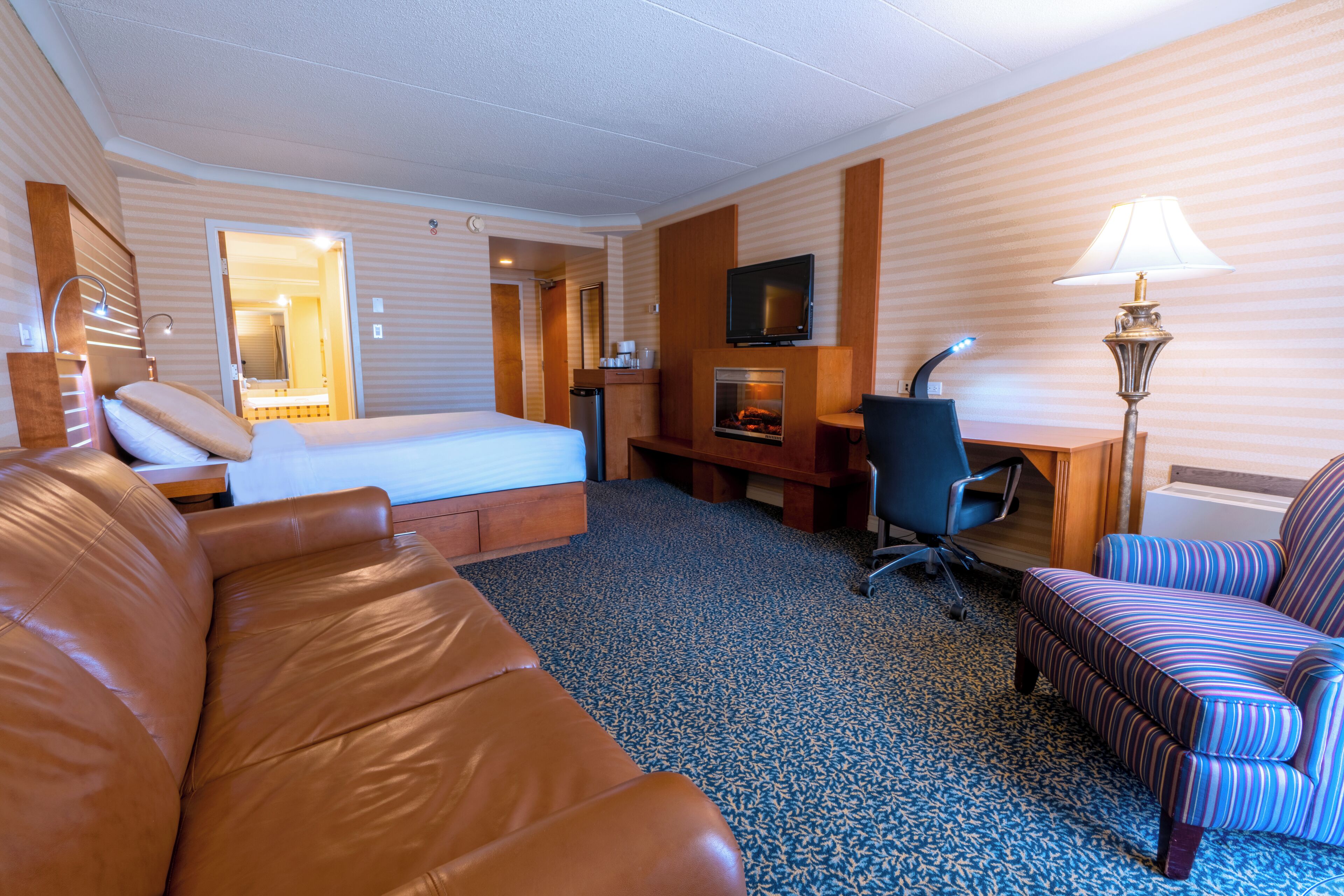 Caja de seguridad en la habitación, escritorio y cortinas blackout 