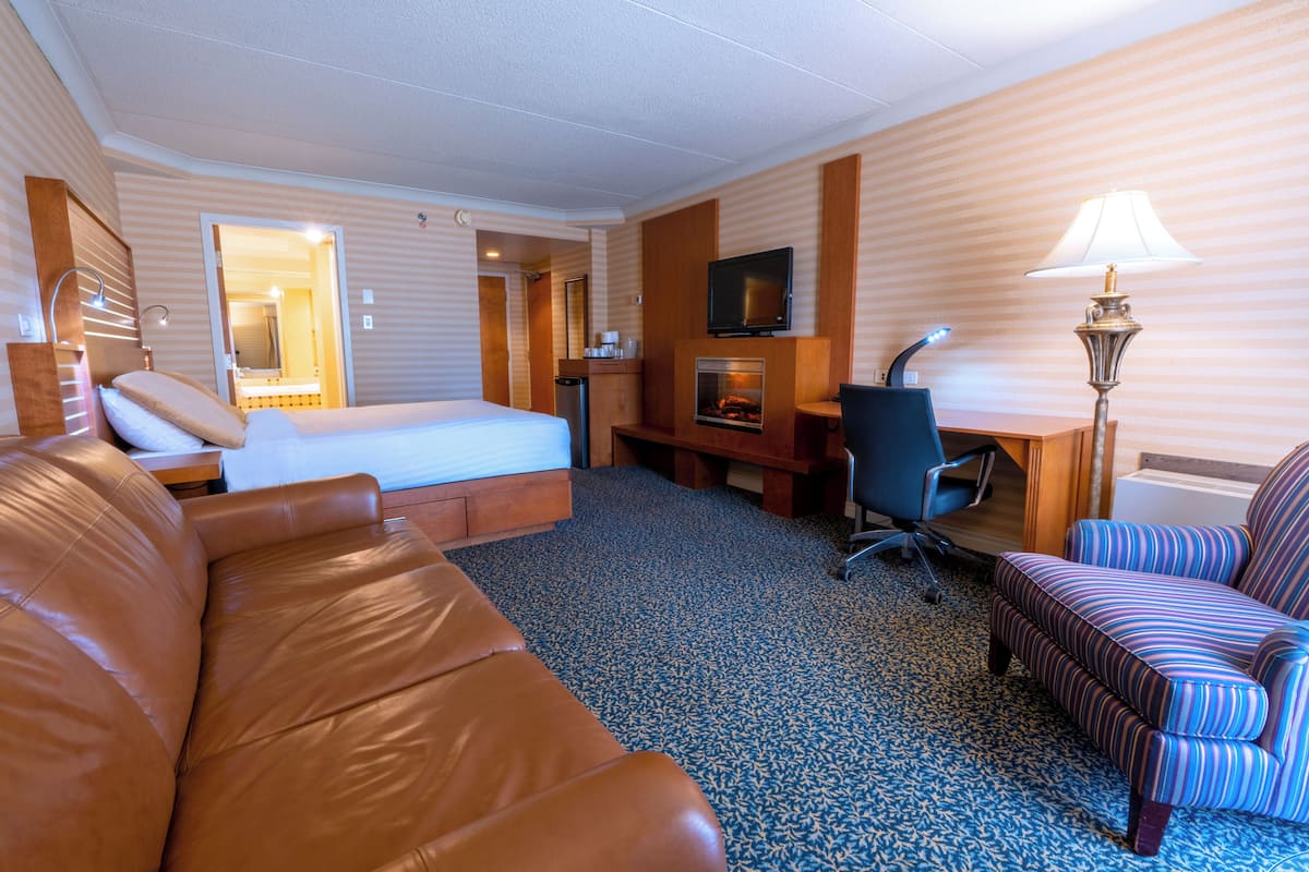 First Class Room, 1 Queen Bed with Double Whirpool and Fireplace | In-room safe, desk, blackout drapes, iron/ironing board