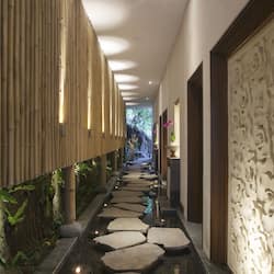 Couples treatment rooms, body treatments, aromatherapy