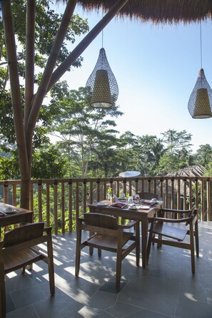 每日供应全套早餐（每人 IDR 242000）