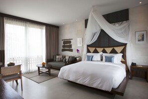 Bộ đồ giường cao cấp, minibar, két bảo mật tại phòng, bàn 