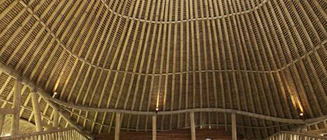 Un interior con cúpula de madera y una ventana circular central.