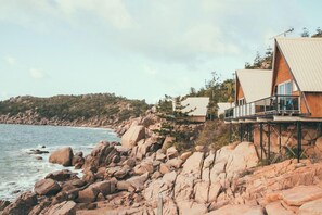 Beach - Base Backpackers Magnetic Island - Hostel (Nelly Bay)