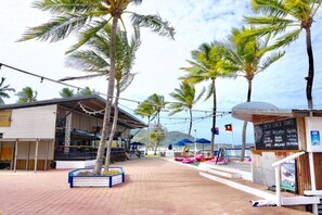 Property grounds - Base Backpackers Magnetic Island - Hostel (Nelly Bay)