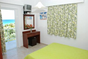 Desk, soundproofing, free WiFi - Amoudi Studios Apartments Hotel (Zakynthos)