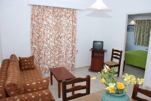 Departamento familiar (2 adults + 2 children) | Sala de estar | Televisión de pantalla plana 