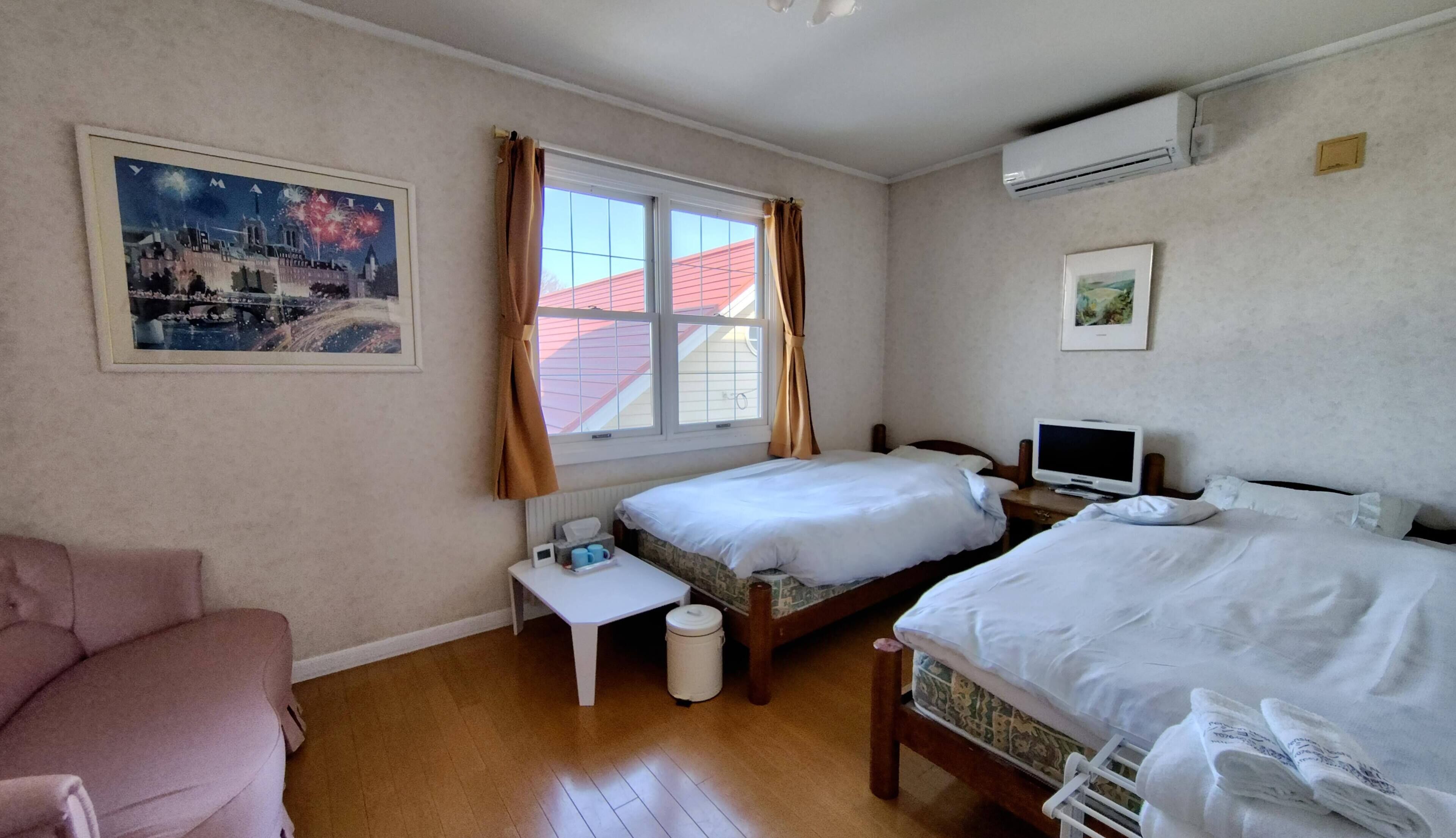 Twin Room, Free Wifi, Non Smoking- Shared Bathroom | Free WiFi, bed sheets