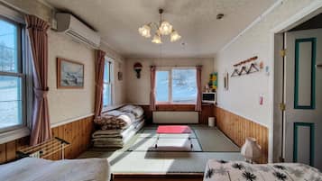 Familierom, ikke-røyk, delt bad (Japanese & Western Style, Free Wifi) | Wi-fi (inkludert) og sengetøy