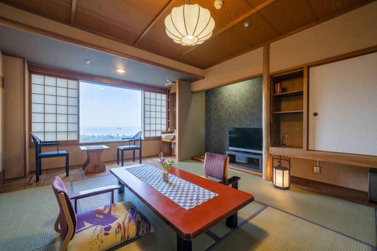 In-room safe, WiFi (free), bed sheets