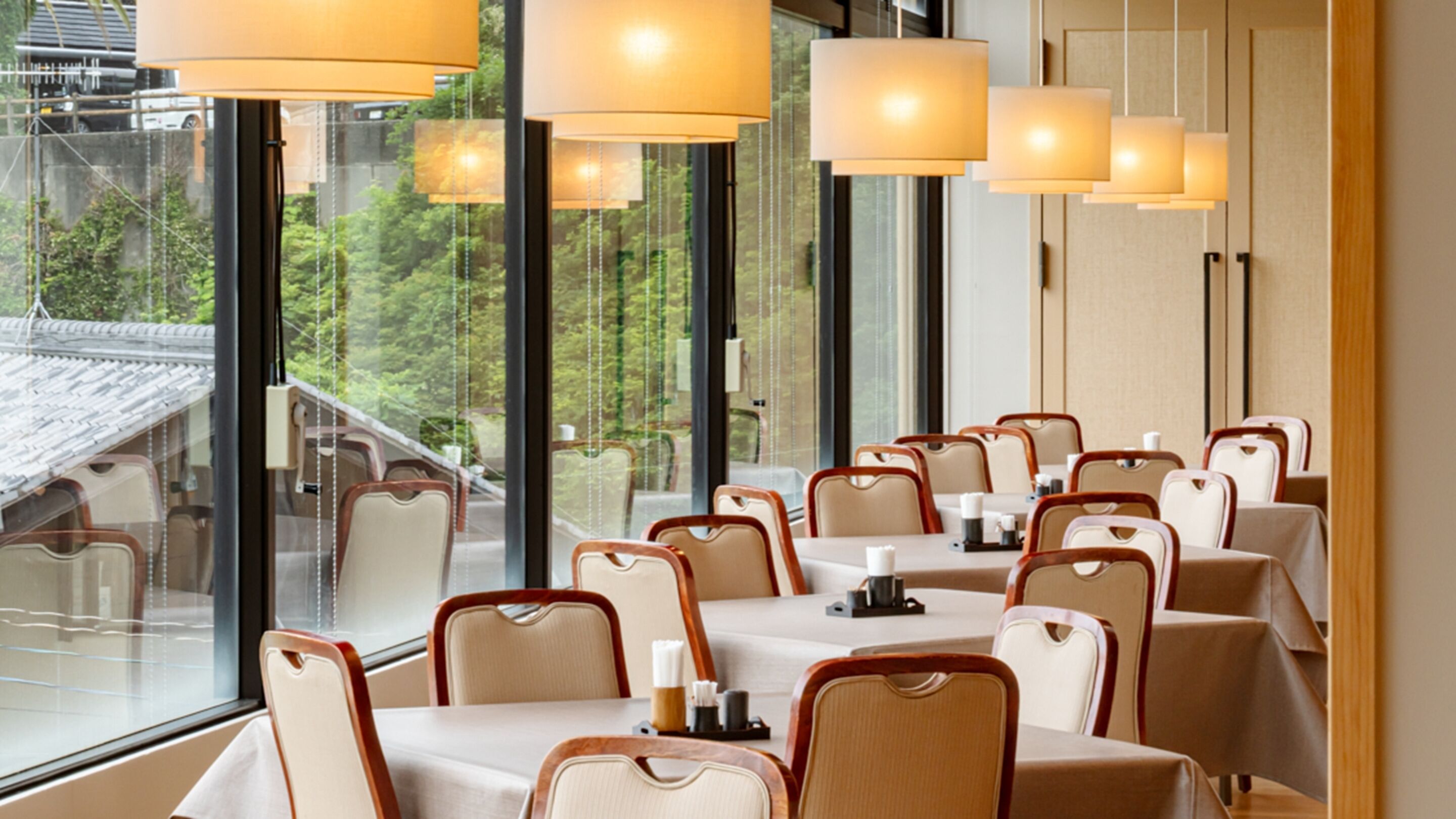 Un restaurante con mesas y sillas dispuestas para comer.