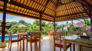 Café da manhã, almoço e jantar; culinária internacional