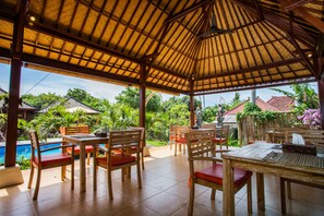 Café da manhã, almoço e jantar; culinária internacional 