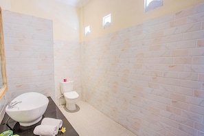 Standard Room, Garden View | Bathroom | Shower, free toiletries, hair dryer, slippers - Dinatah Lembongan Villas (Lembongan Island)