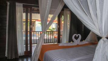 Minibar, caja de seguridad en la habitación y escritorio