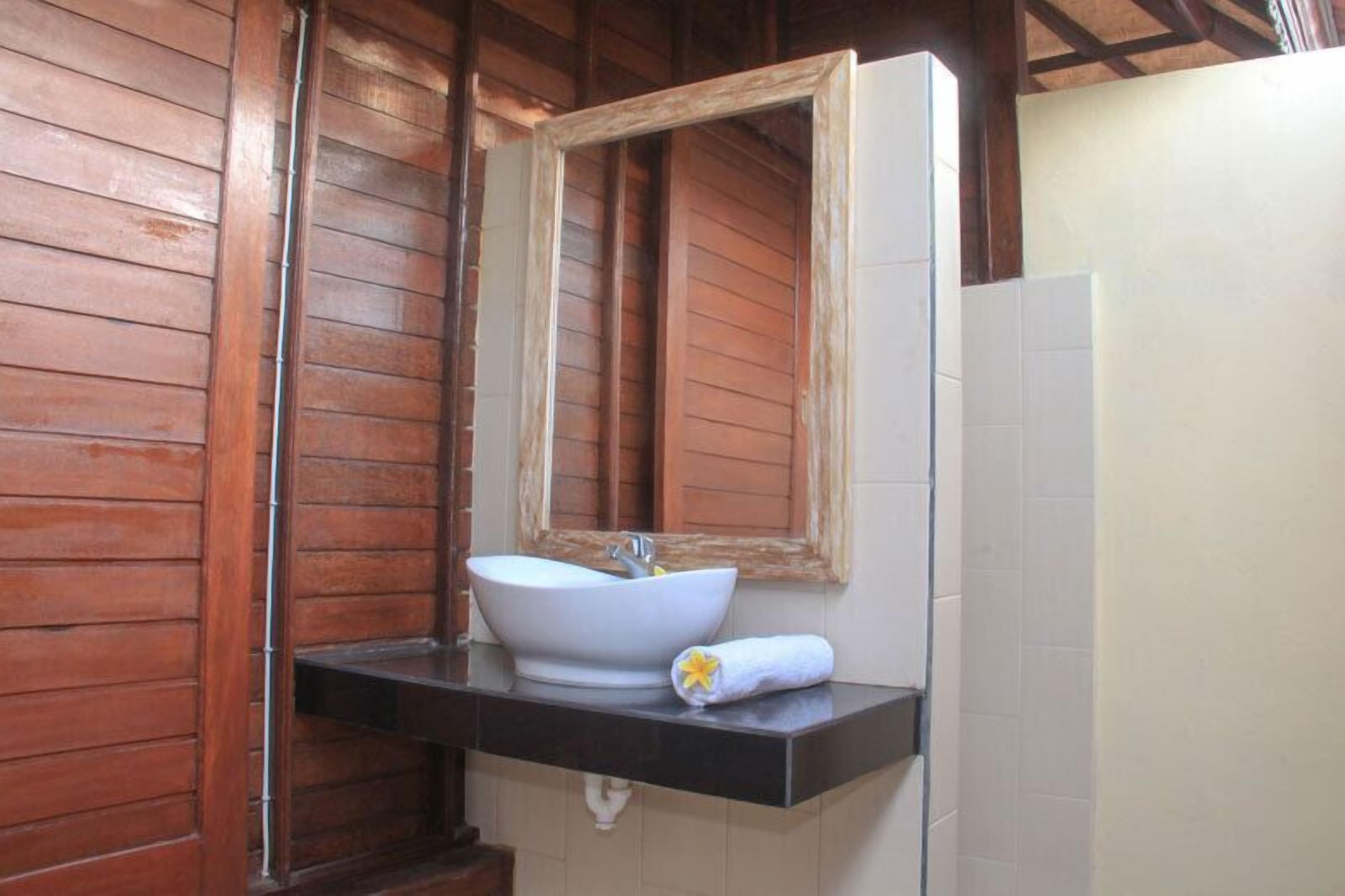 standard room, garden view | bathroom | shower, free toiletries, hair dryer, slippers