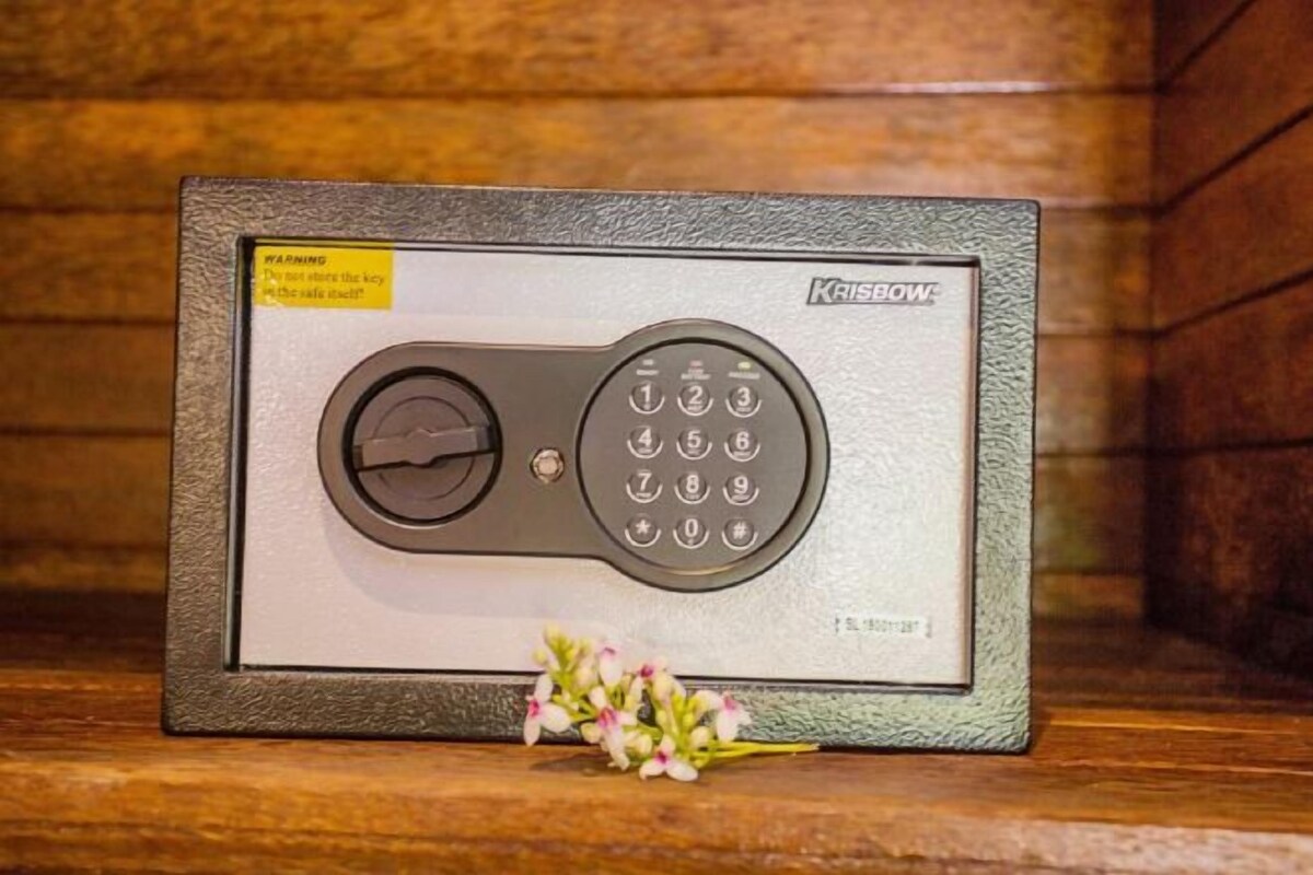Un dispositivo enmarcado con teclado y un dial circular, etiquetado como "KrisBow".