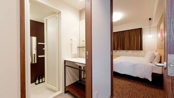 Deluxe Double Room | Bathroom | Separate bathtub and shower, deep-soaking bathtub, free toiletries