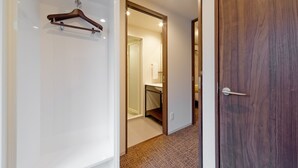 A hallway with a wooden door, a mirror, and a coat rack. - M’s Inn Higashiyama (Kyoto)