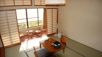 Quarto tradicional (Japanese Style, In-room Sink, Toilet) | Cofres nos quartos, escrivaninha, Wi-Fi de cortesia
