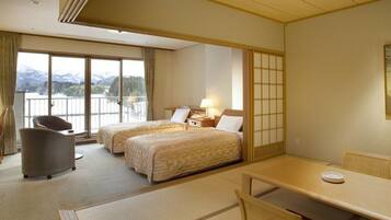 Zweibettzimmer, Gemeinschaftsbad | Zimmersafe, Schreibtisch, Bettwäsche