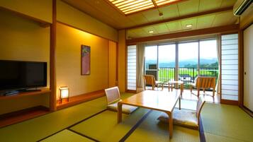 In-room safe, desk, bed sheets