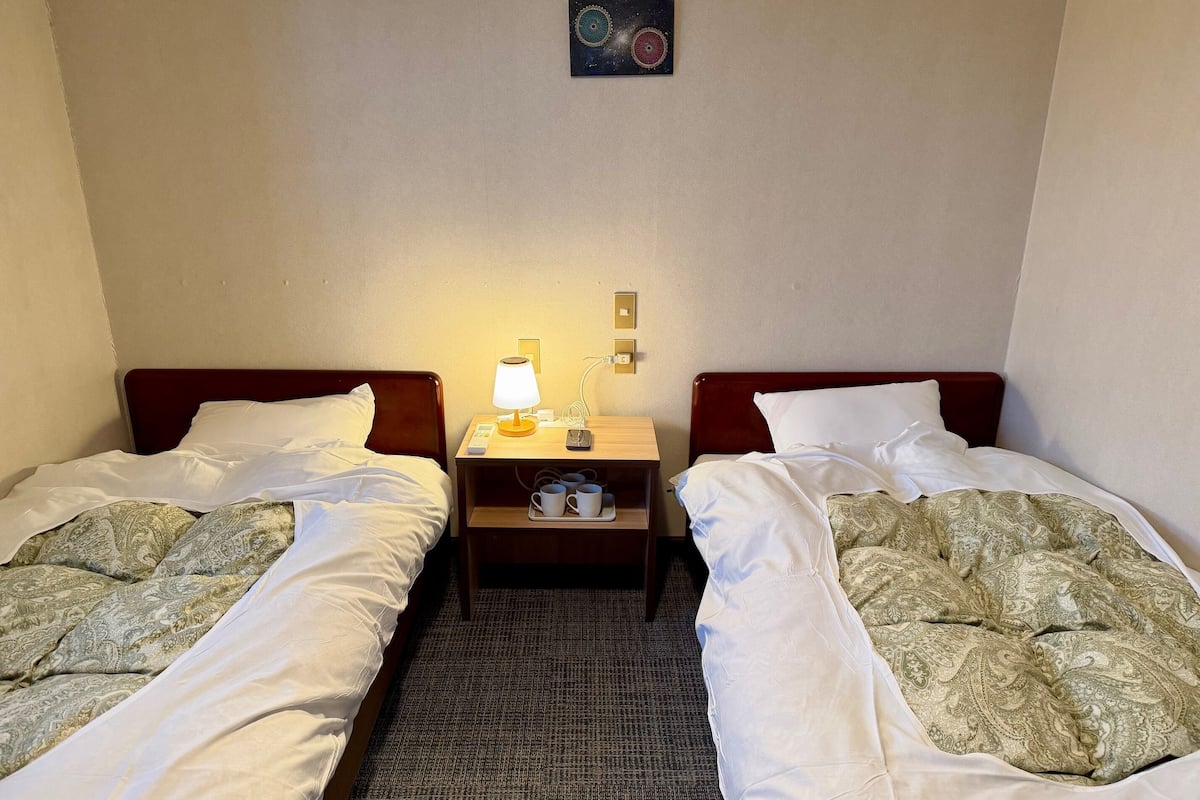 双床房 | 客房内保险箱、隔音、免费 WiFi、床单