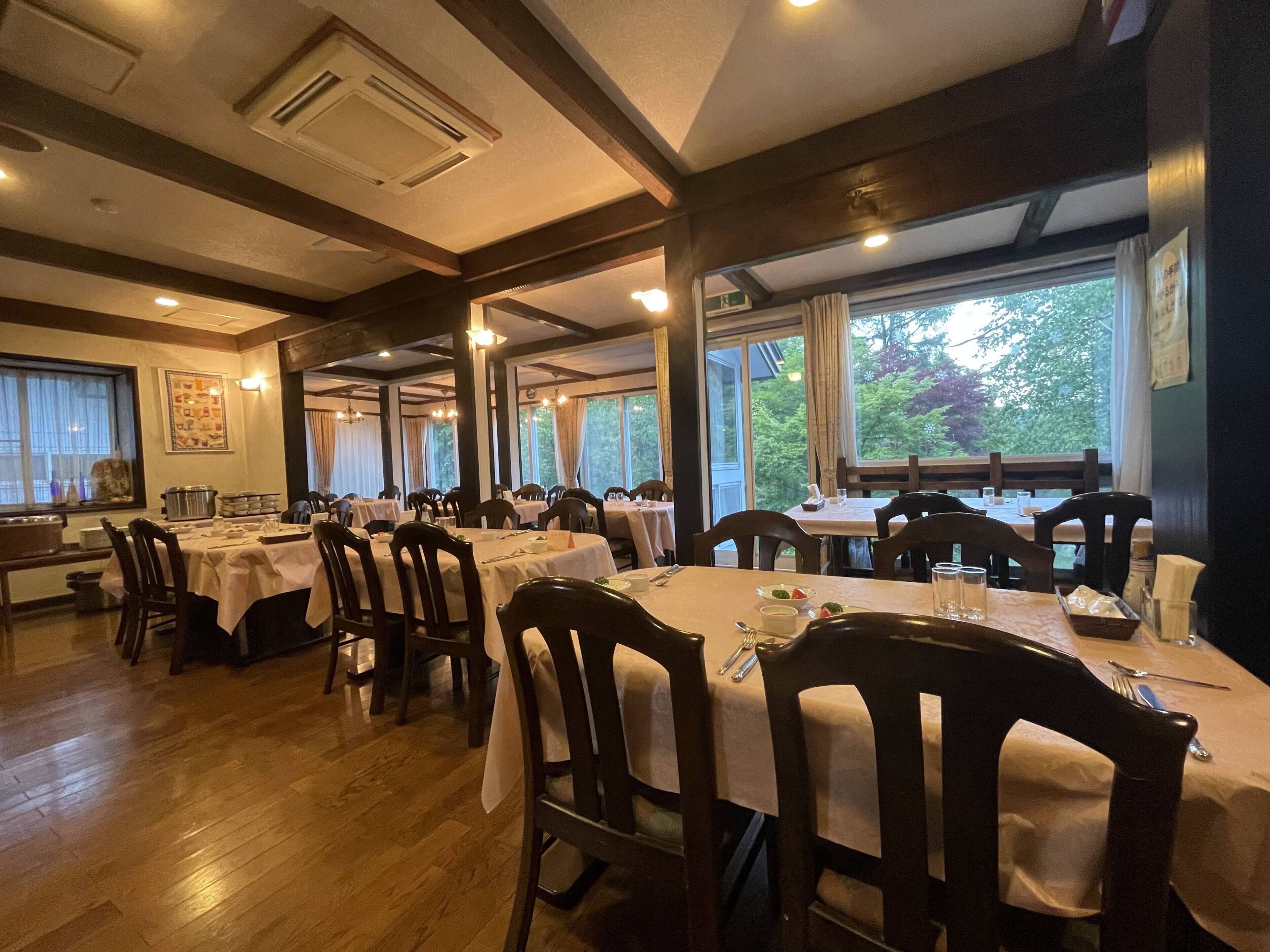 供应早餐和晚餐