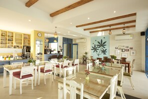 Se sirven desayunos y cocina tailandesa (con vistas a la piscina) 