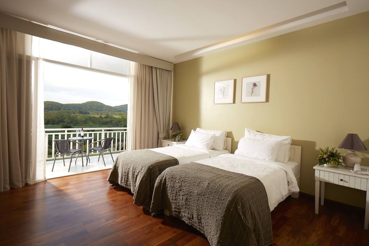 Standard-huone | Työpöytä, pimennysverhot, silitysrauta/-lauta, lisävuoteet