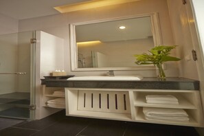 ฝักบัว, ของใช้ในห้องน้ำฟรี, ไดร์เป่าผม, ผ้าเช็ดตัว