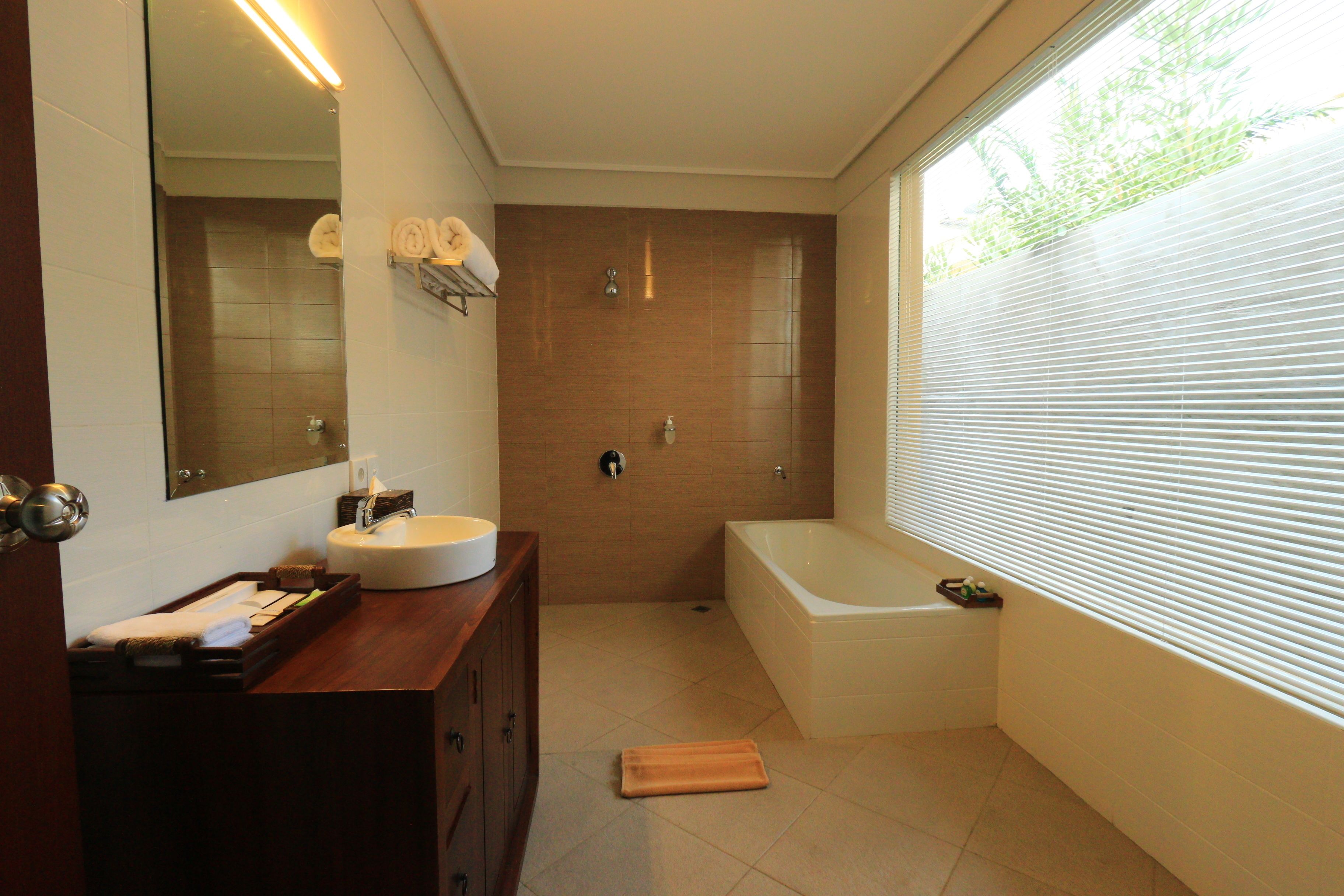 deluxe room | bathroom | free toiletries, hair dryer, slippers, towels