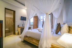 Coffre-fort, bureau, fer et planche à repasser, lit de bébé (gratuit)