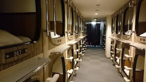 Eine Reihe von privaten Kabinen mit separaten Sitzgelegenheiten und einem kleinen Tisch, jede Kabine mit einer Nummer gekennzeichnet.