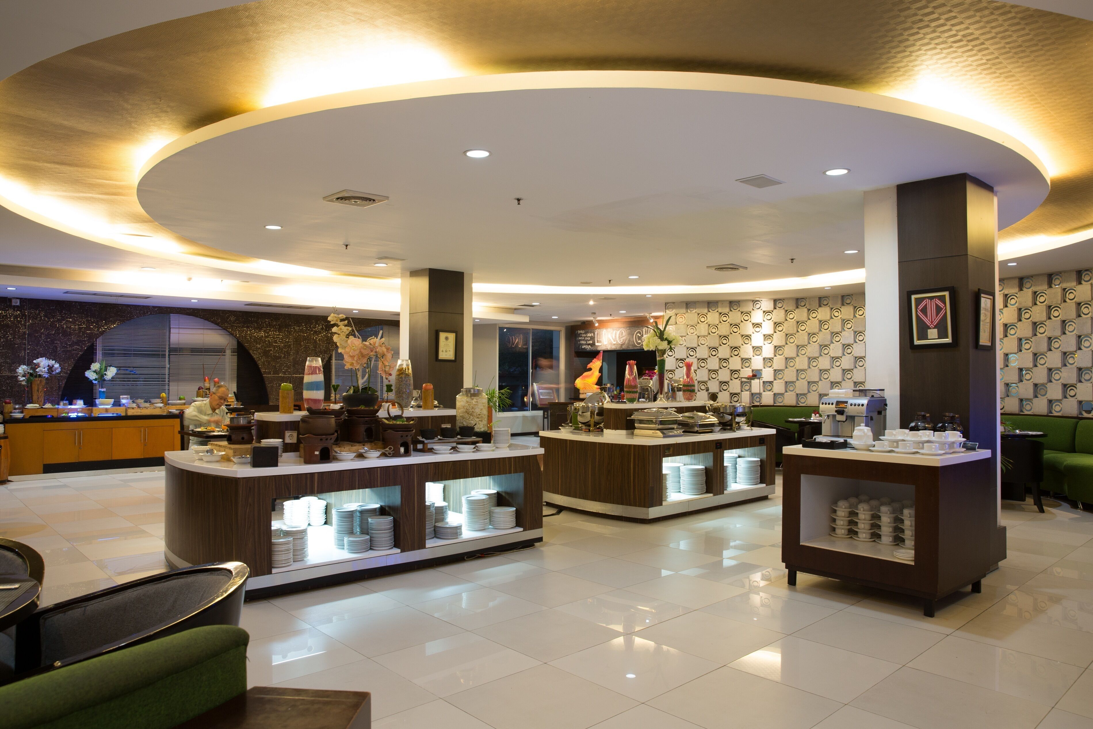 بوفيه فطور يوميًا بتكلفة قدرها (140000 IDR للشخص)