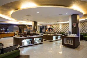 อาหารเช้าแบบบุฟเฟ่ต์ทุกวัน (IDR 140000 ต่อคน)