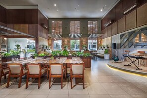 2 restaurants, spécialités Cuisine internationale