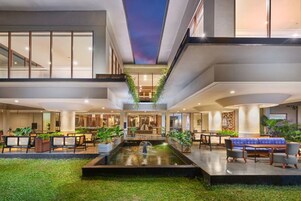 2 restauranter; serverer morgenmad, frokost og internationale retter