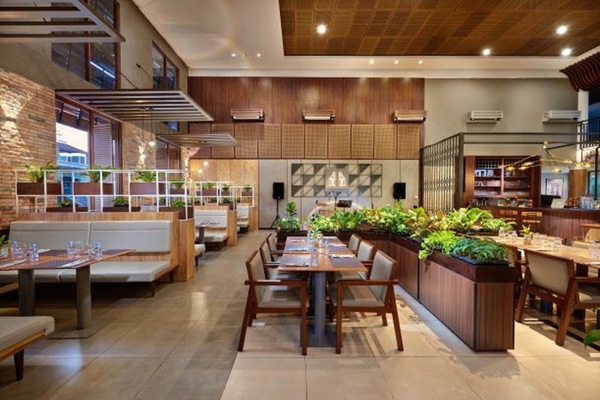 2 restaurants; breakfast, lunch, and dinner served
