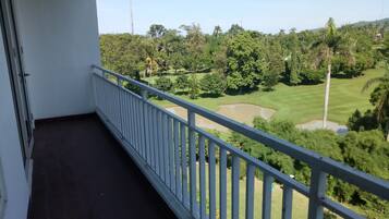 Un balcón con vista a un campo de golf.