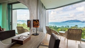 Un comedor moderno con una mesa de madera, dos lámparas y sillas de mimbre.