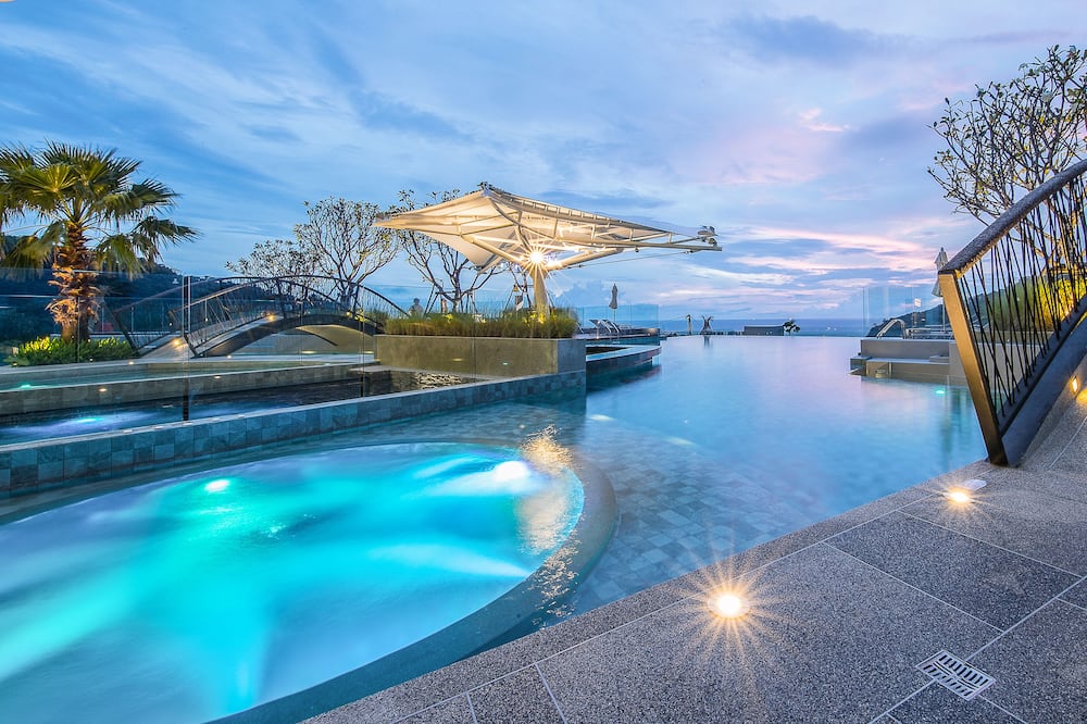 Crest Resort & Pool Villas