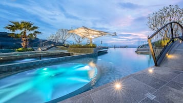 Deluxe Pool Access | 室外游泳池 | 室外游泳池，日光浴躺椅