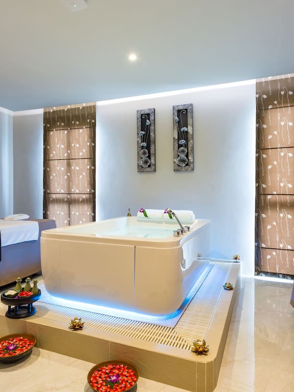 Couples treatment rooms, Thai massages, facials
