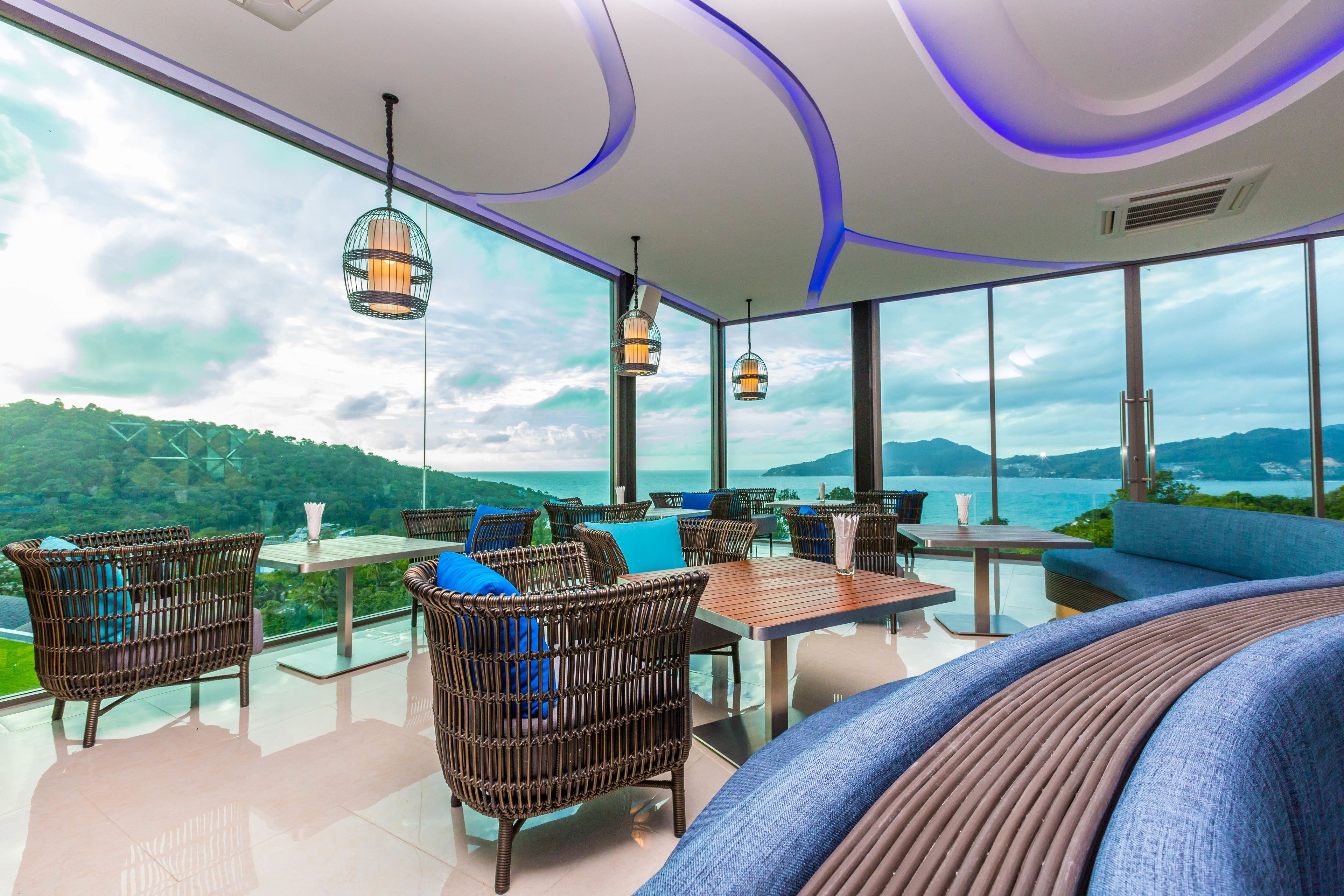2 bars/lounges, poolside bar