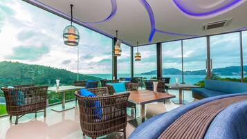2 bars/lounges, poolside bar