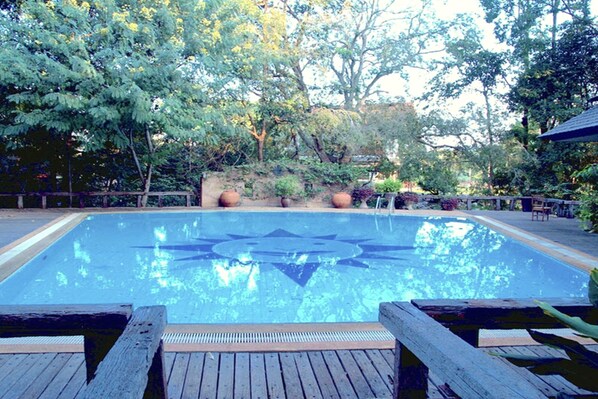 2 outdoor pools